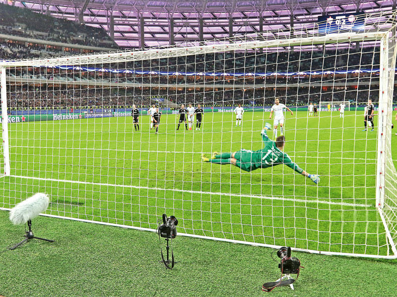 فابريغاس نجم تشلسي يحرز هدفه في مرمى كارباكا