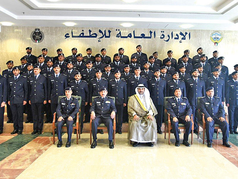 العبدالله متوسطاً الطلبة الضباط خلال احتفال الإطفاء أمسn