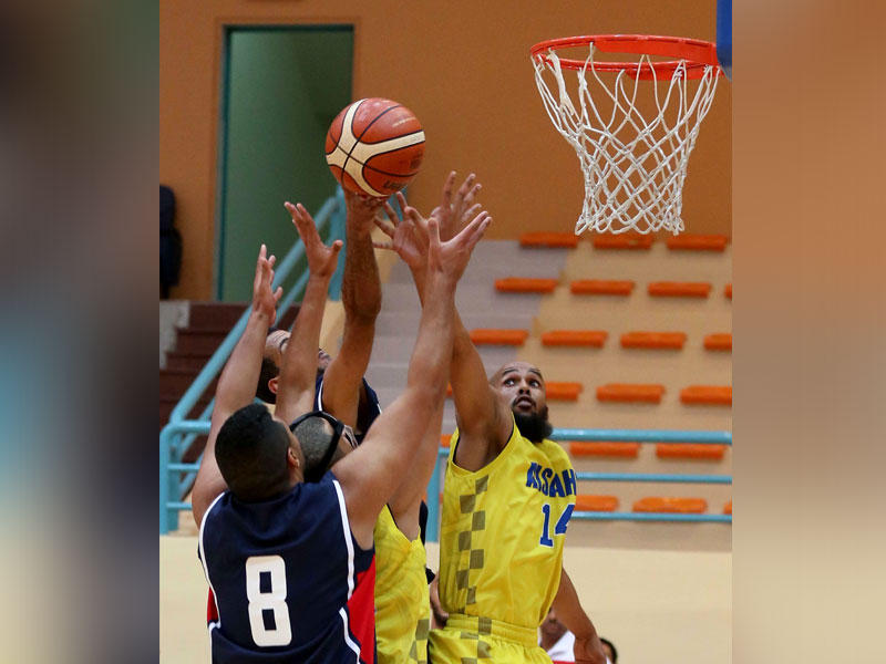 صراع تحت السلة من أجل الاستحواذ (تصوير جورج رجي)