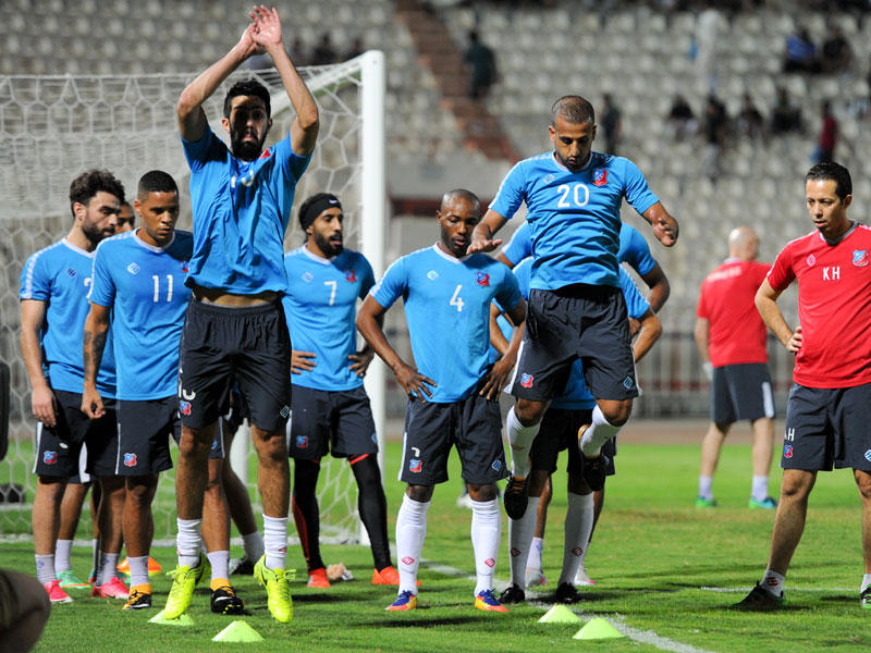 لاعبو الكويت يجرون عملية الاحماء