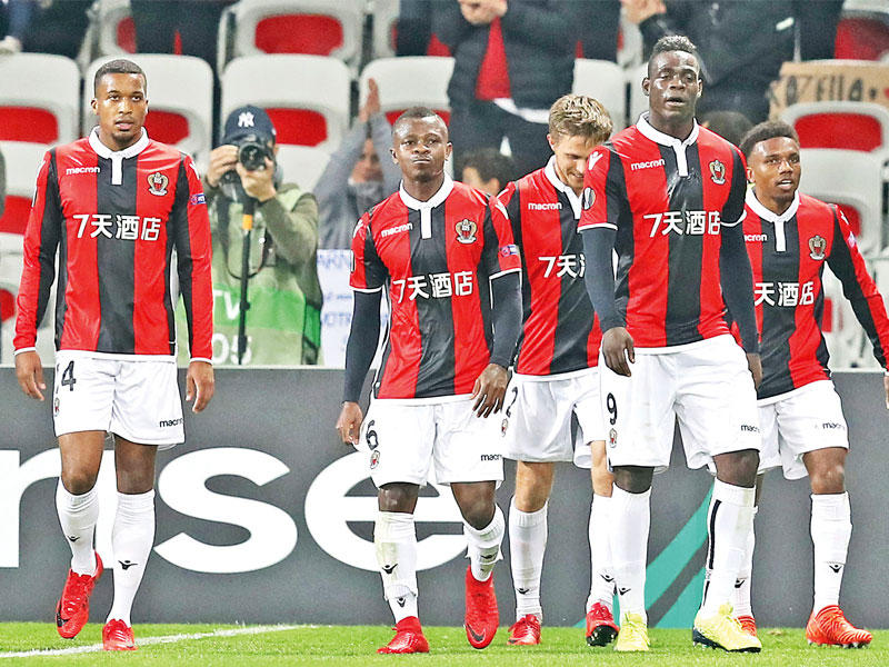 بالوتيلي نجم نيس بعد تسجيله الهدف