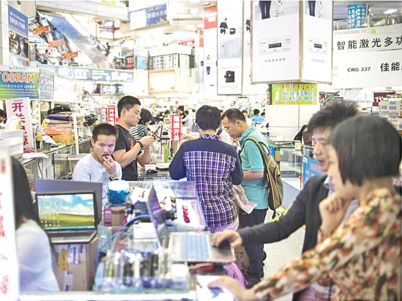 باعة في متجر في سوق للأجهزة الإلكترونية في هواكيانغبي في شنجن