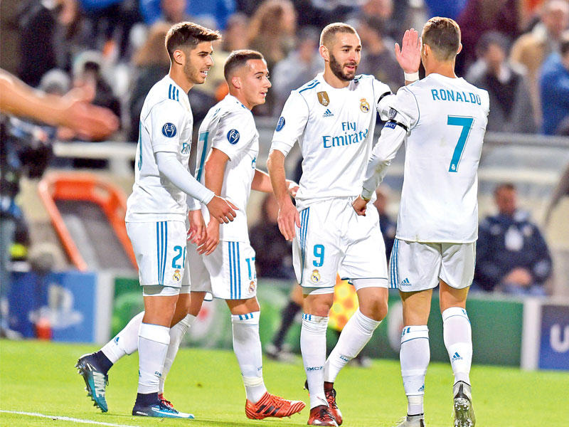 لاعبو ريال مدريد خلال المباراة الماضية في دوري الأبطال