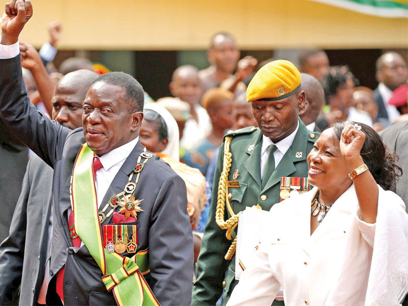 منانغاغوا بعد ادائه اليمين في هراري (رويترز)