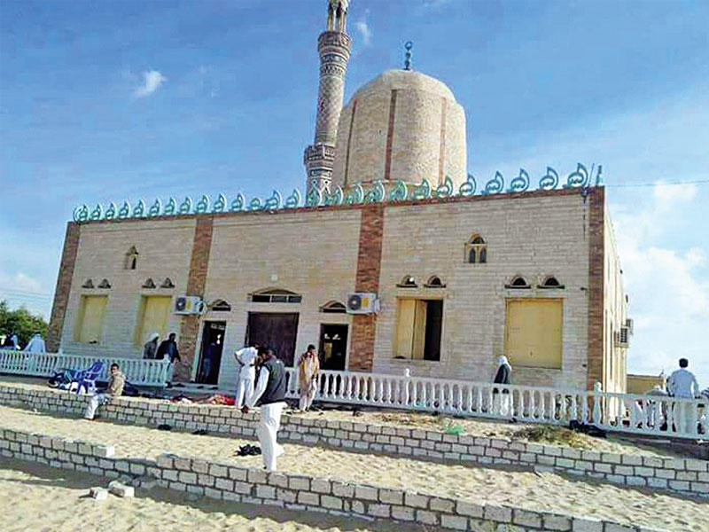 مسجد الروضة الذي استهدفه الإرهابيون في العريش بسيناء أمس كما بدا بعد الهجوم (إي بي أيه)n