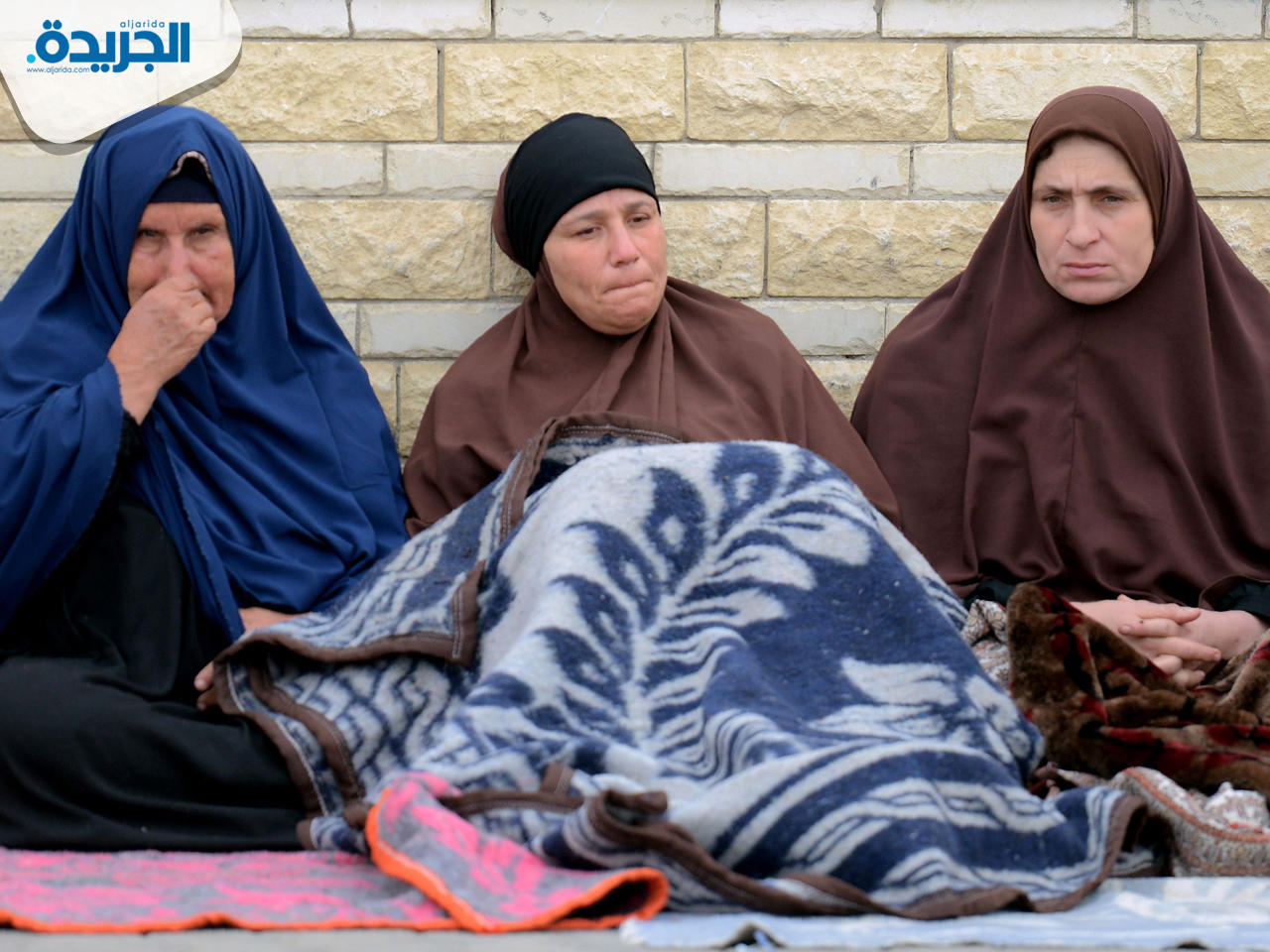 أقارب أحد الضحايا يجلسون خارج مستشفى قناة السويس في مدينة الإسماعيلية