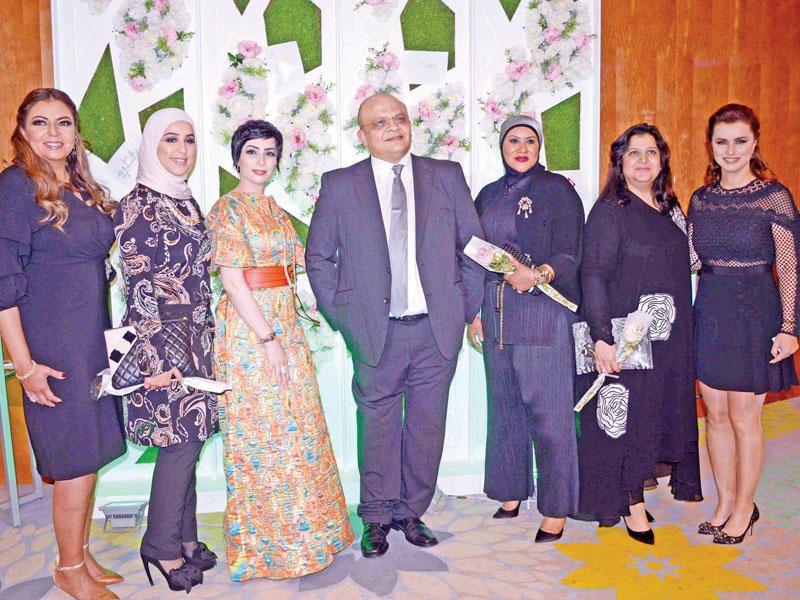 الهلالي ونور والقطان مع عدد من الشخصيات الاجتماعيةn