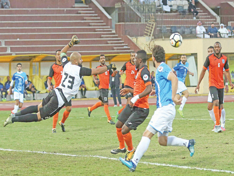 فواز الدوسري حارس مرمى كاظمة يبعد كرة خطيرة من امام فراس الخطيب  (تصوير جورج رجي)