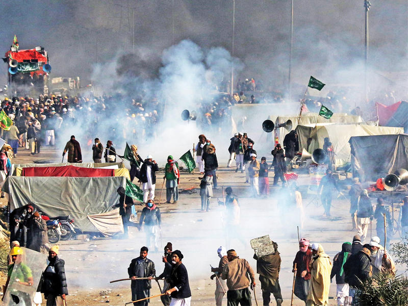 جانب من المواجهات بين الشرطة والمتشددين في إسلام آباد أمسt(اي بي أيه)