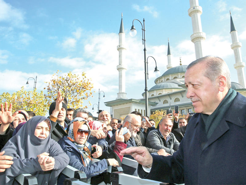 إردوغان يحيي أنصاره في أنقرة أمس الأولt (رويترز)