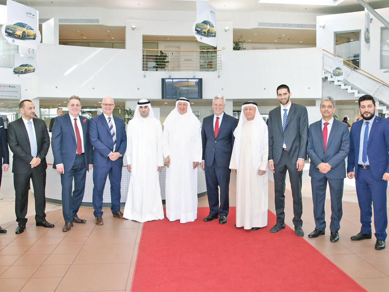 علي وحسين بهبهاني يتوسطان مديري شركة بهبهاني للسيارات