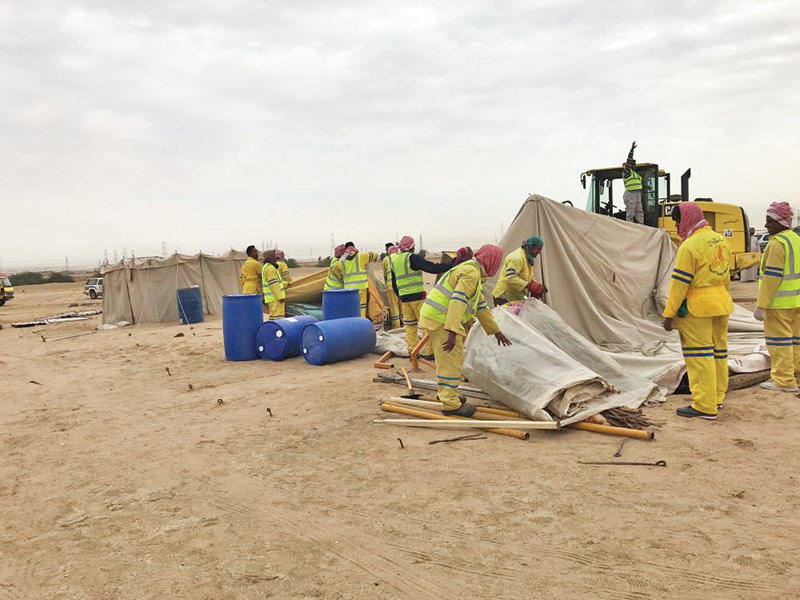إزالة احد المخيمات المخالفة