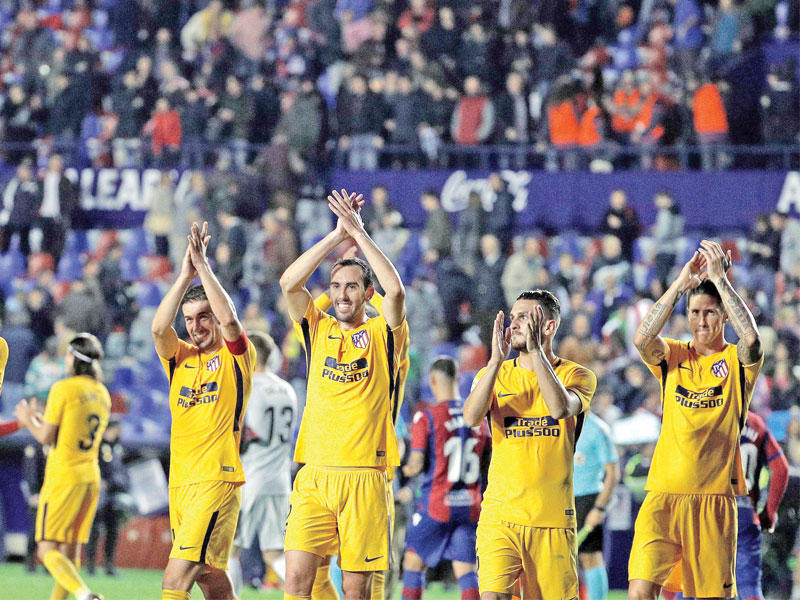 لاعبو أتلتيكو مدريد بعد الفوز على ليفانتي