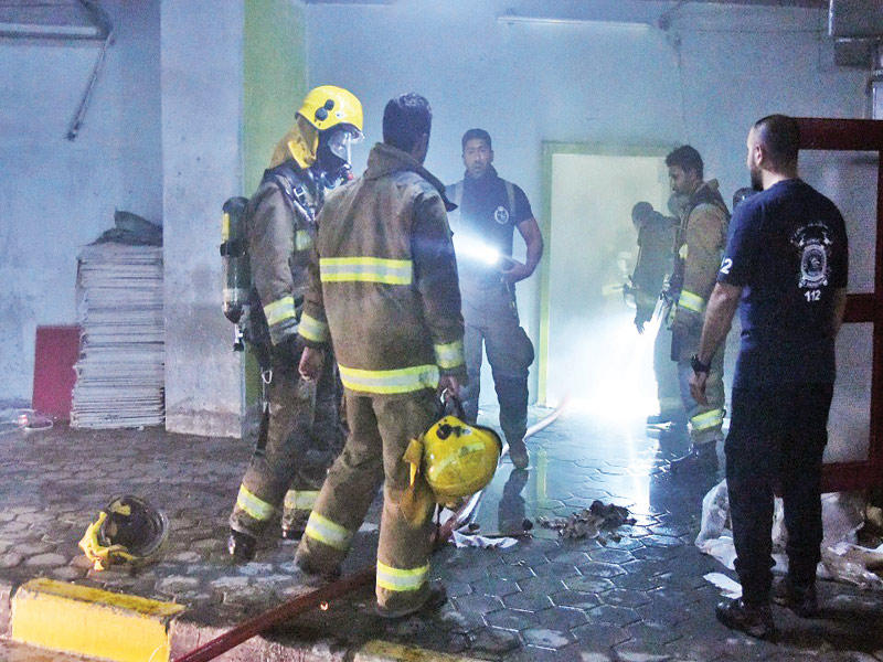 رجال الإطفاء في موقع الحادث