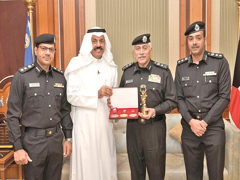 الدوسري مكرماً النواف