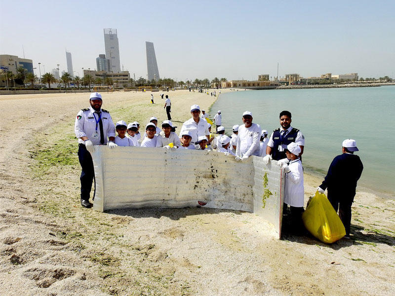 جانب من حملة تنظيف الشواطئ التابعة للمبرة التطوعية البيئية الكويتية (أرشيفية)