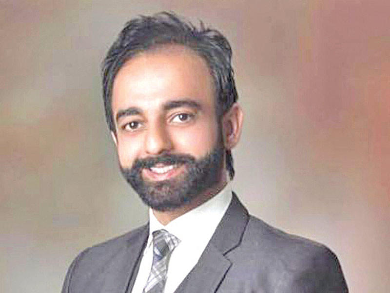 رئيس اللجنة العلمية في جمعية أطباء الأسنان، واستشاري اللثة وزراعة الأسنان د. عبدالعزيز الجزاف