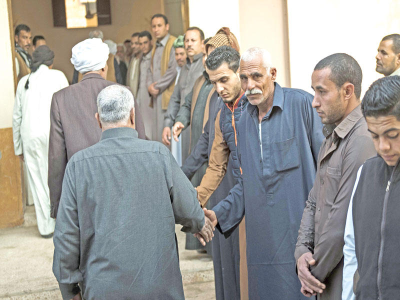 مصريون يعزون بمؤذن مسجد الروضة فتحي إسماعيل في بلدته بمحافظة الشرقية أمسt (أ ف ب)