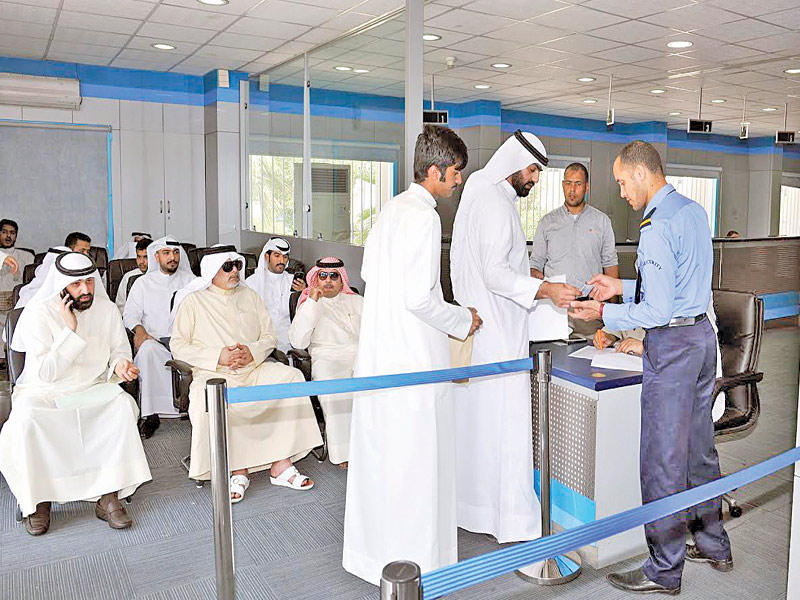صورة أرشيفية لطلبة في صالة التسجيل
