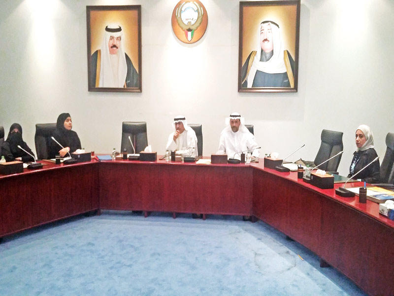 الفارس والرشيد خلال اجتماعهما مع إدارة نظم المعلومات أمس