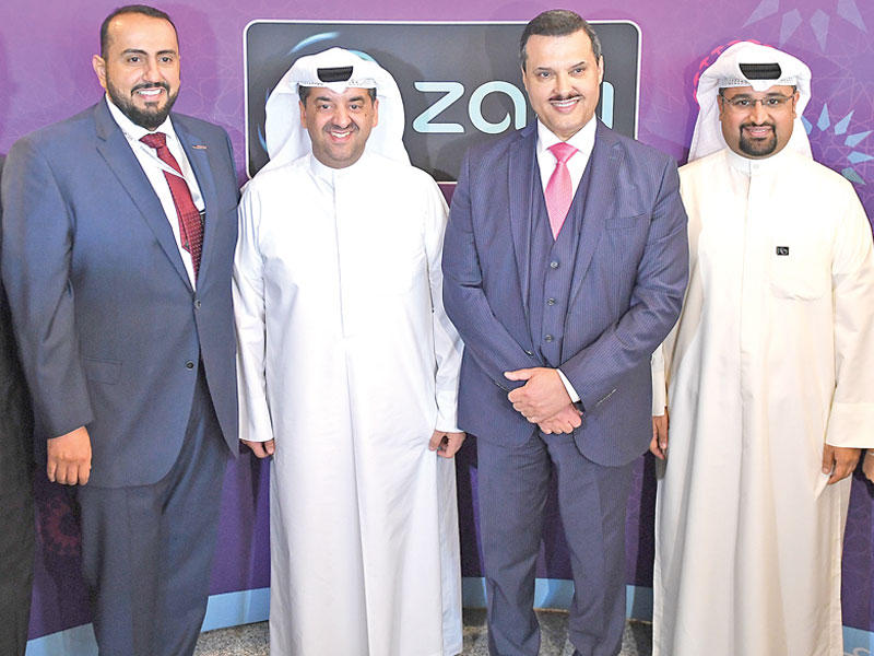 د. جمال الحربي ود. باسل الصباح يتوسطان مسؤولي «زين» في جناح الشركة بالمؤتمر