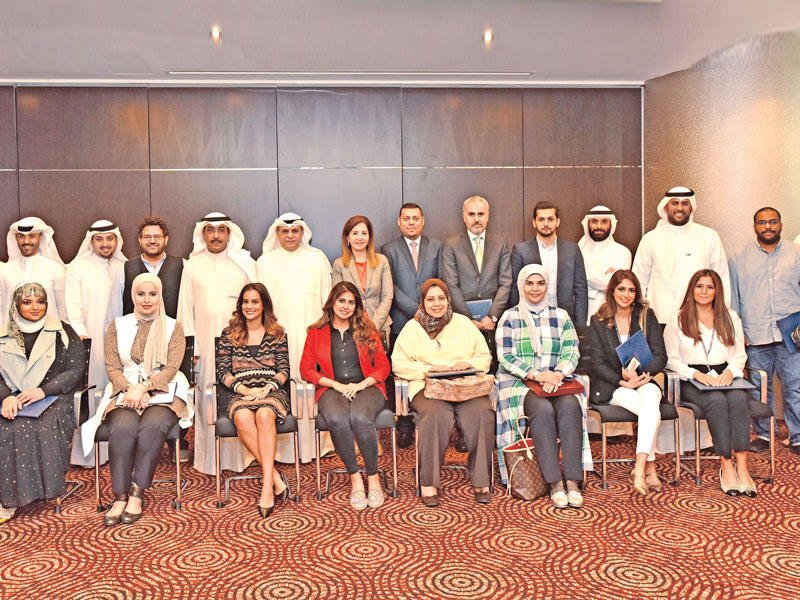 الماجد والراشد وجرادات مع المشاركين في الدورة