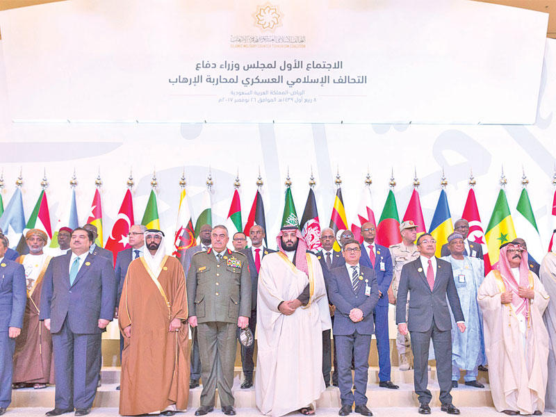 الخالد وبن سلمان خلال صورة جماعية للمشاركين في اجتماع الرياض أمس  (رويترز)