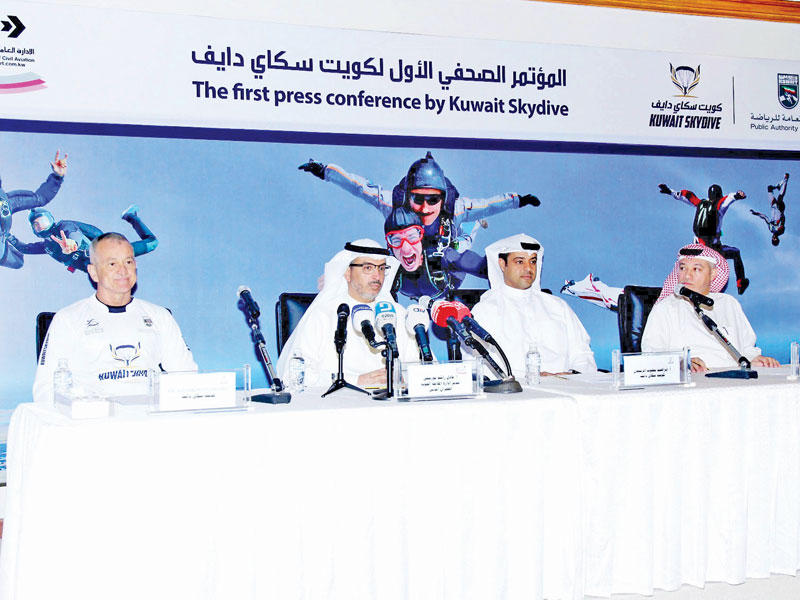 بورسلي يتوسط الربيعان والمدير الفني للبطولة