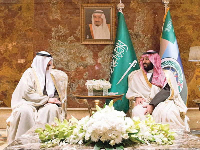 ( رئيس الأجتماع ) ولي العهد السعودي وزير الدفاع الأمير محمد بن سلمان أثناء التقائه بنائب رئيس مجلس الوزراء وزير الدفاع الشيخ محمد الخالد