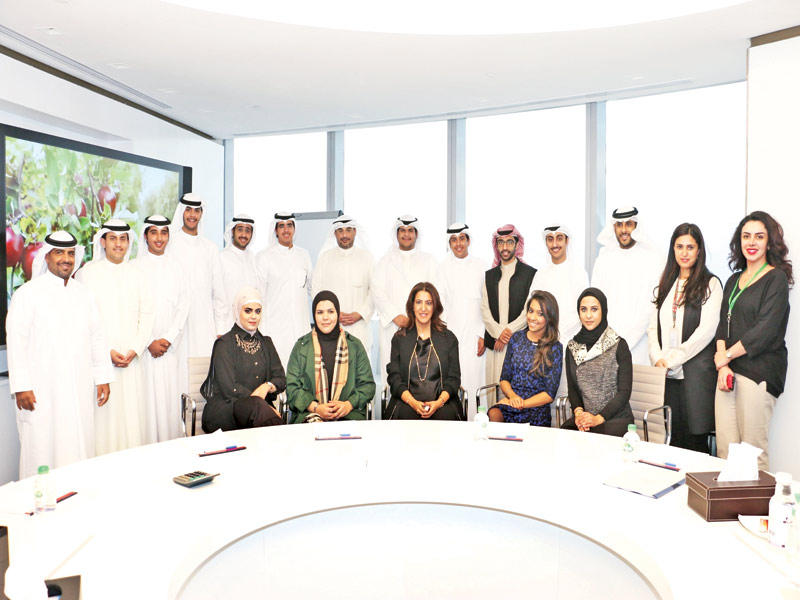 عمر الغانم وليلى المطيري يتوسطان طلاب شركتي «أغريفاج» و«يوث كريشن» 