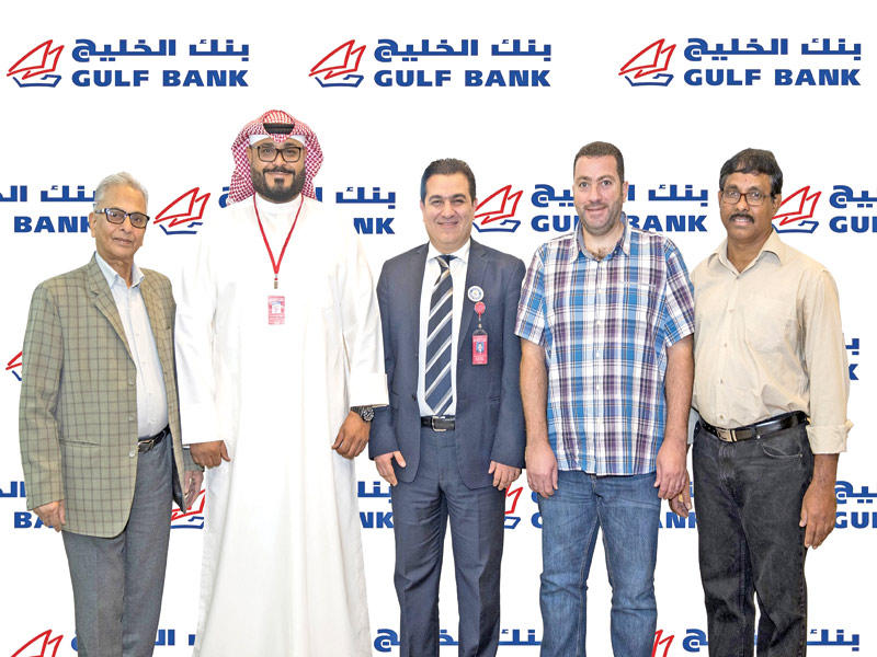 فريق بنك الخليج مع بعض الفائزين بسحوبات «الدانة»