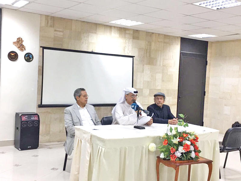 محمد جواد متوسطاً اسماعيل وحميد الأمين