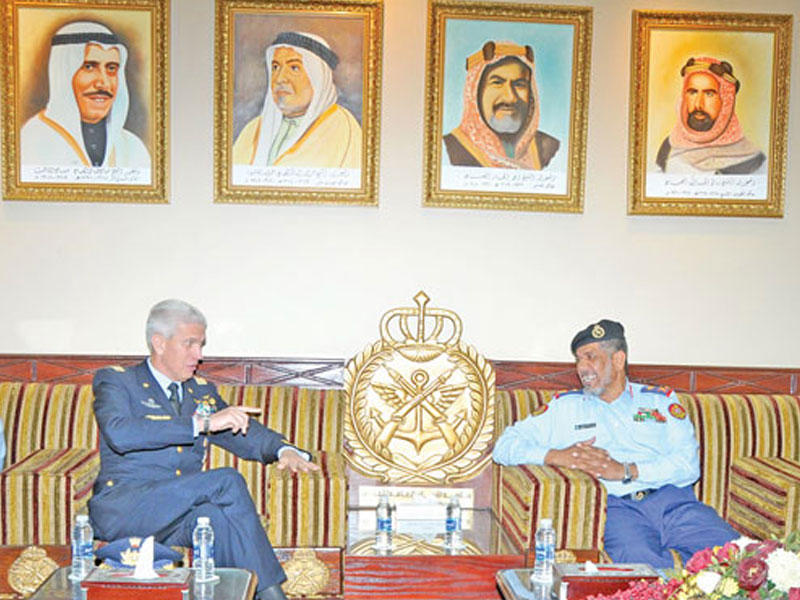 العميري خلال استقباله المسؤول الإيطالي أمس