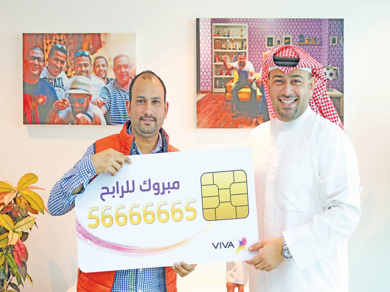 العيسى يسلم الجائزة للرابح