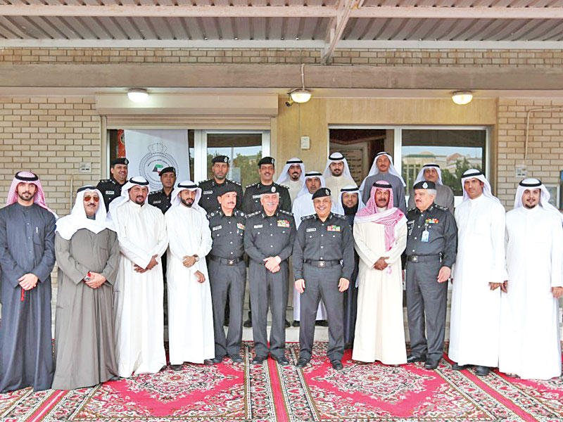 الدوسري والنواف وقيادات الوزارة أمام المبنى الجديد