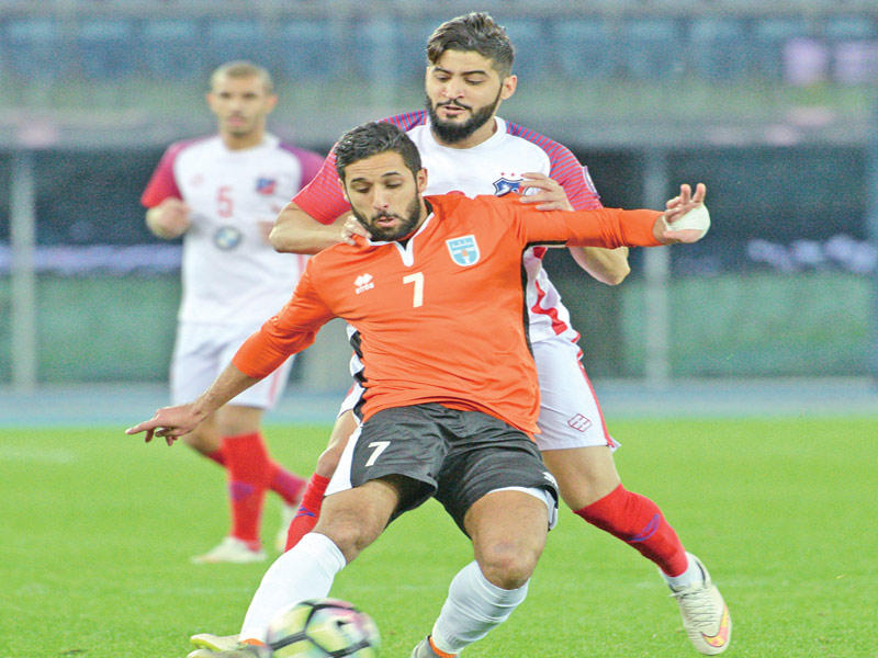 طلال فاضل وعبدالهادي خميس في كرة مشتركة