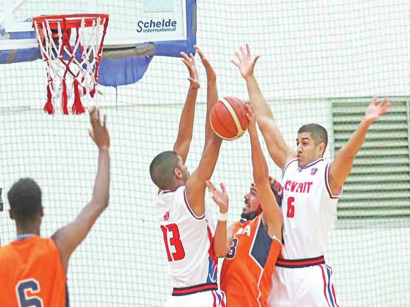 جانب من مباراة الكويت وكاظمة... وصراع تحت السلة (تصوير جورج رجي)