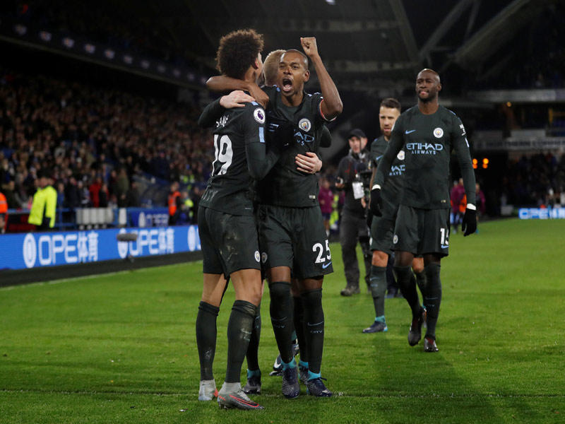 فرحة لاعبي السيتي بهدف الفوز