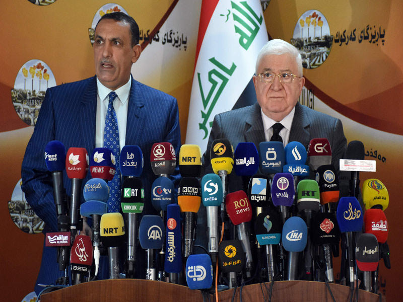 الرئيس فؤاد معصوم وراكان سعيد الجبوري محافظ كركوك بالإنابة خلال المؤتمر الصحافي الذي عقده في كركوك أمس (أف ب)