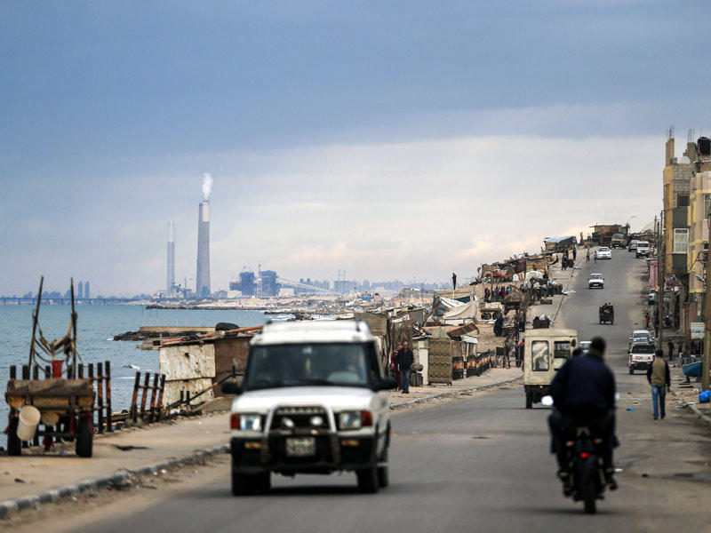 مشهد من داخل قطاع غزة قرب نقاط التماس مع إسرائيل الجمعة الماضية (أ ف ب)