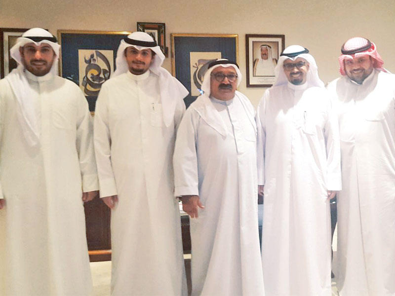 وزير الديوان مستقبلاً نقابة العاملين بـ«المالية»n