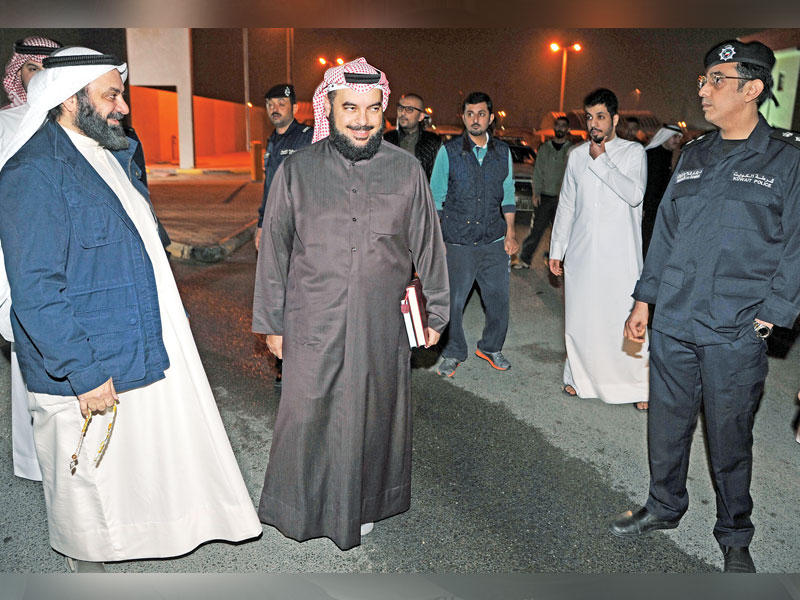 الحربش والطبطبائي لحظة وصولهما إلى إدارة تنفيذ الاحكام (تصوير عوض التعمري)n