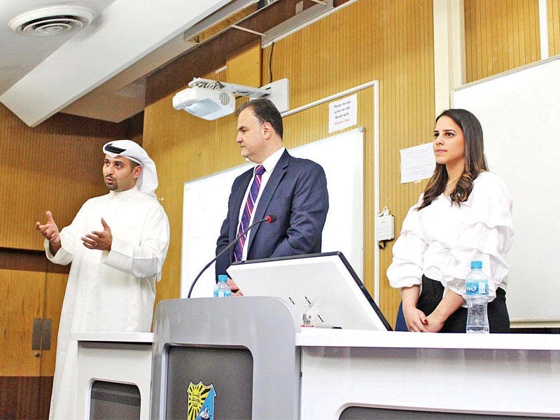 جانب من الندوة