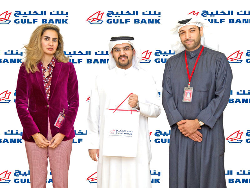 منال بركات وخالد العتيبي مع أحد الفائزين