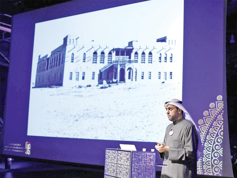 حسن أشكناني أثناء المحاضرة 