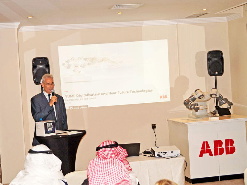 بول دنيس يقدم الروبوت