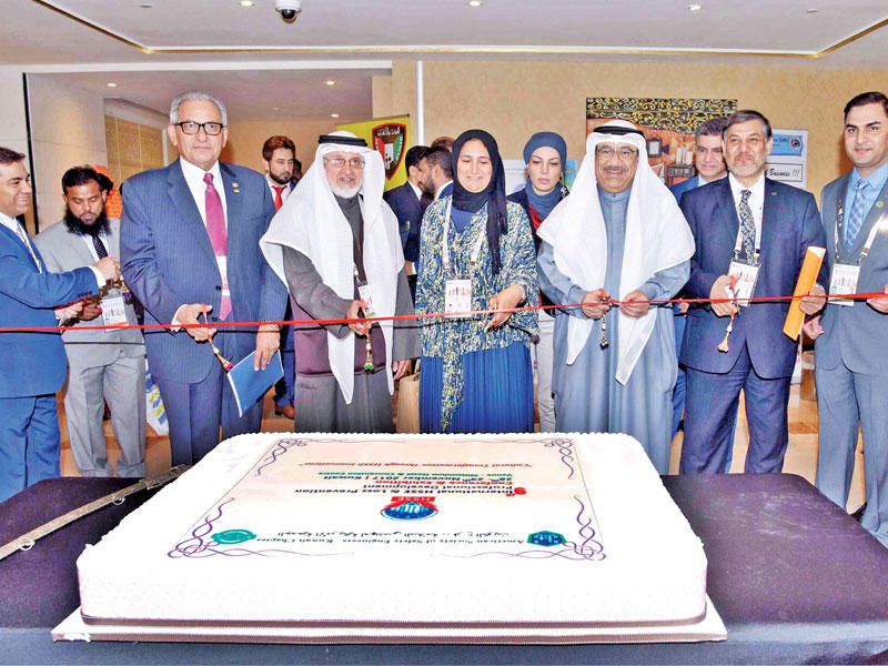 نبيل بورسلي ووفاء الزعابي وناصر الشماع وفاضل العلي خلال افتتاح مؤتمر الصحة والسلامة والبيئة