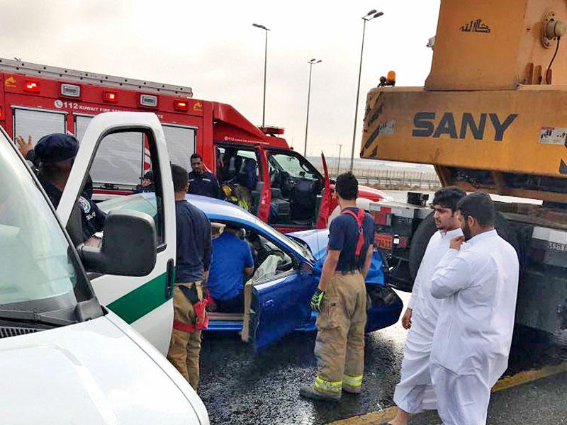 رجال الإطفاء يعملون على إنقاذ المصاب