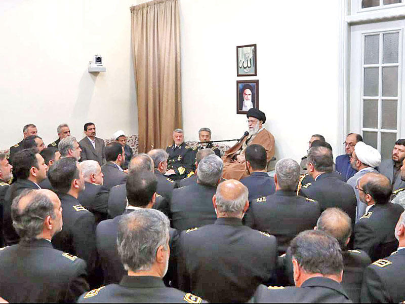 خامنئي مستقبلاً قادة البحرية الإيرانية في طهران أمس (ارنا)