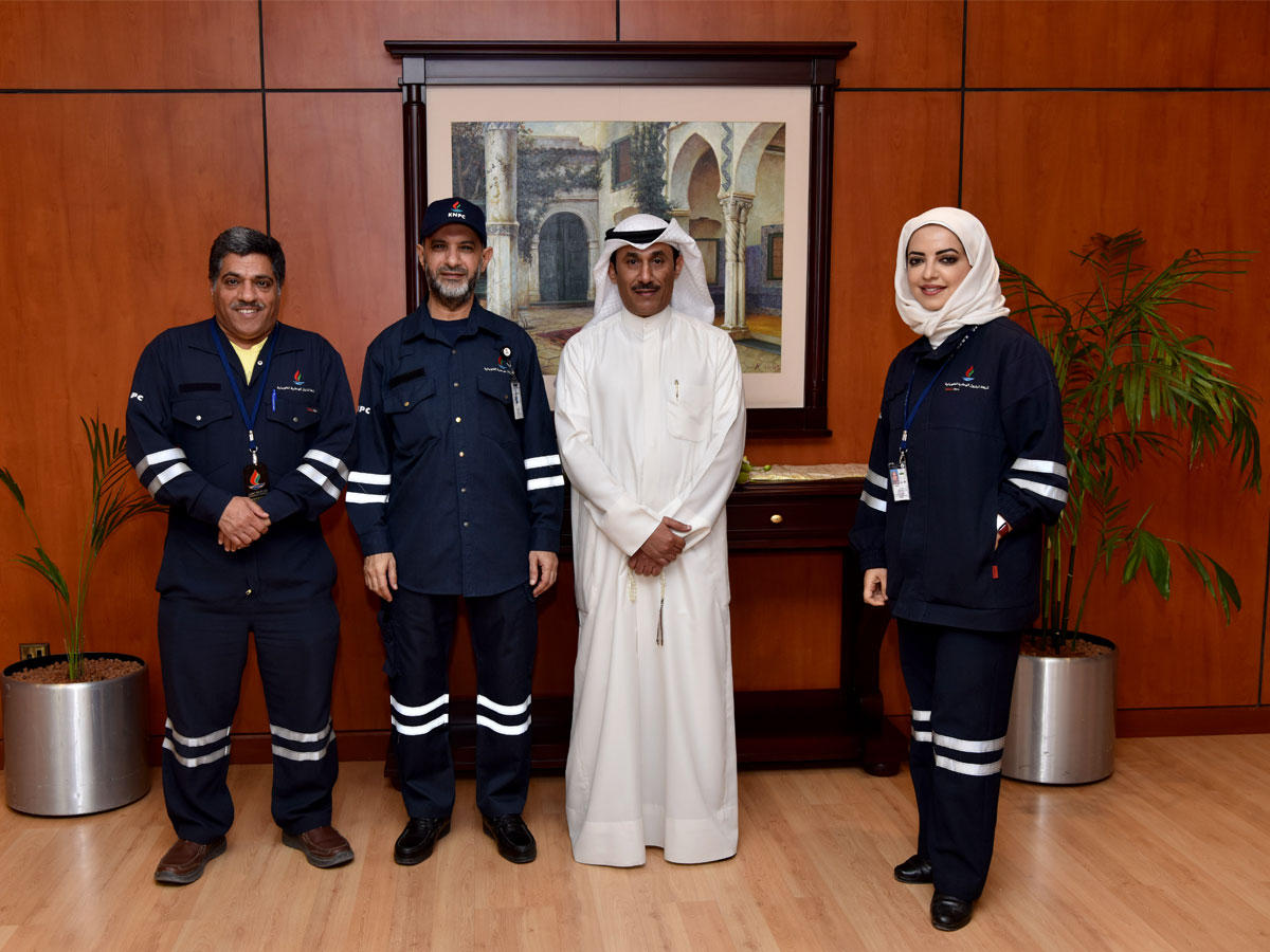 الديحاني متوسطاً فهد العجمي ود. منى القطان ومحمد المطيري